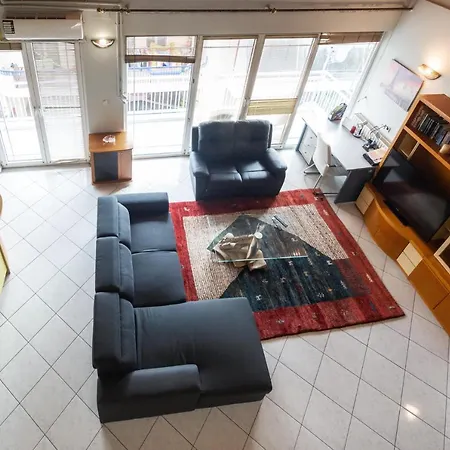 アパート Lovely 150sqm Maisonette With An Attic In ラリサ