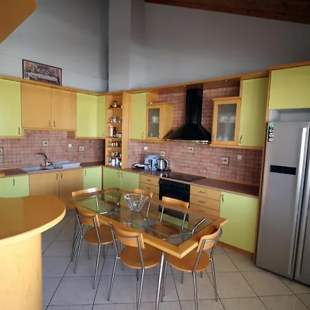 Lovely 150sqm Maisonette With An Attic In アパート ラリサ