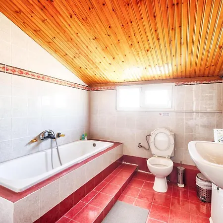 Lovely 150sqm Maisonette With An Attic In