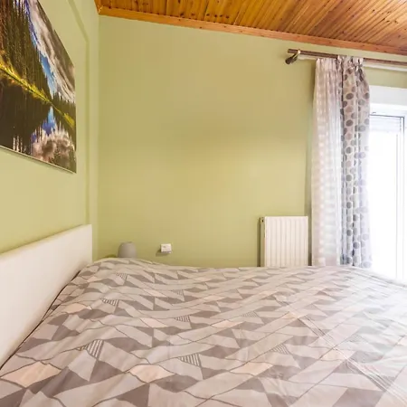 アパート Lovely 150sqm Maisonette With An Attic In ラリサ