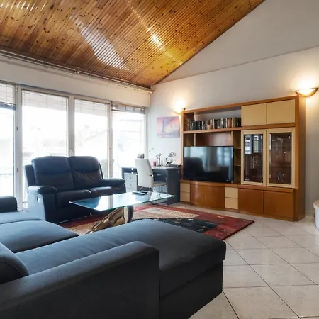 Lovely 150sqm Maisonette With An Attic In アパート *