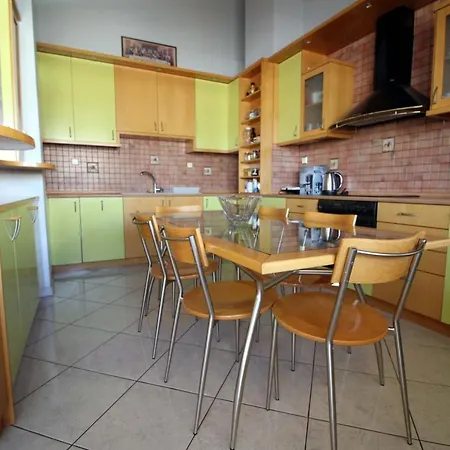 アパート Lovely 150sqm Maisonette With An Attic In ラリサ