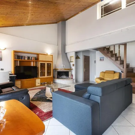 Lovely 150sqm Maisonette With An Attic In *