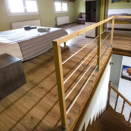 Lovely 150sqm Maisonette With An Attic In アパート ラリサ