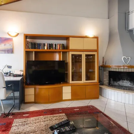 アパート Lovely 150sqm Maisonette With An Attic In *