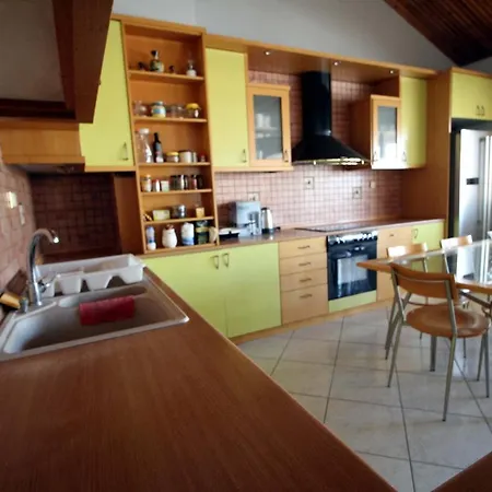 Lovely 150sqm Maisonette With An Attic In アパート ラリサ